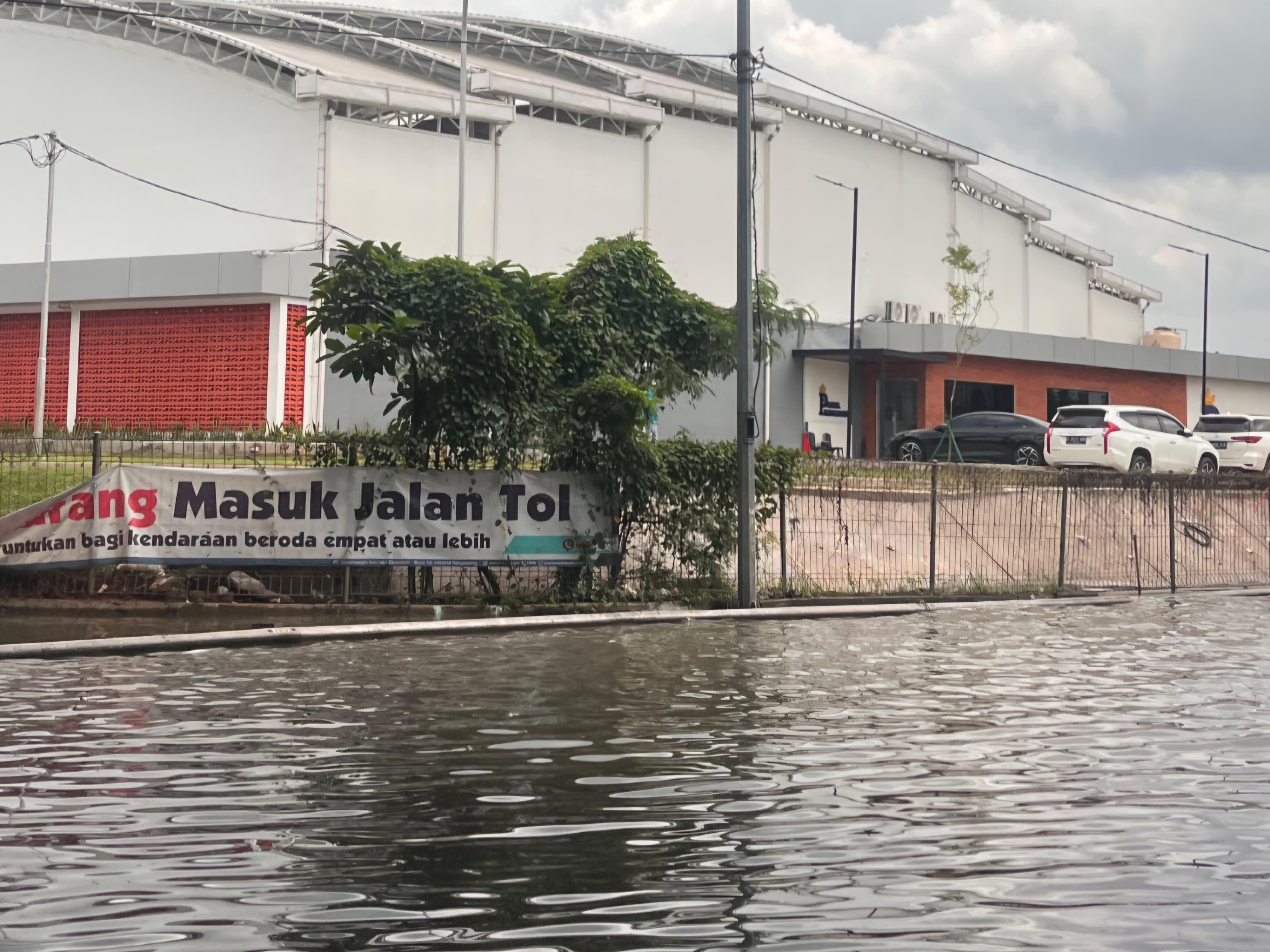 Warga Keluhkan Banjir di Pemukiman dan Tol Karang Tengah, Soroti Pembangunan Lapangan Padel Kingdom di Puri 11