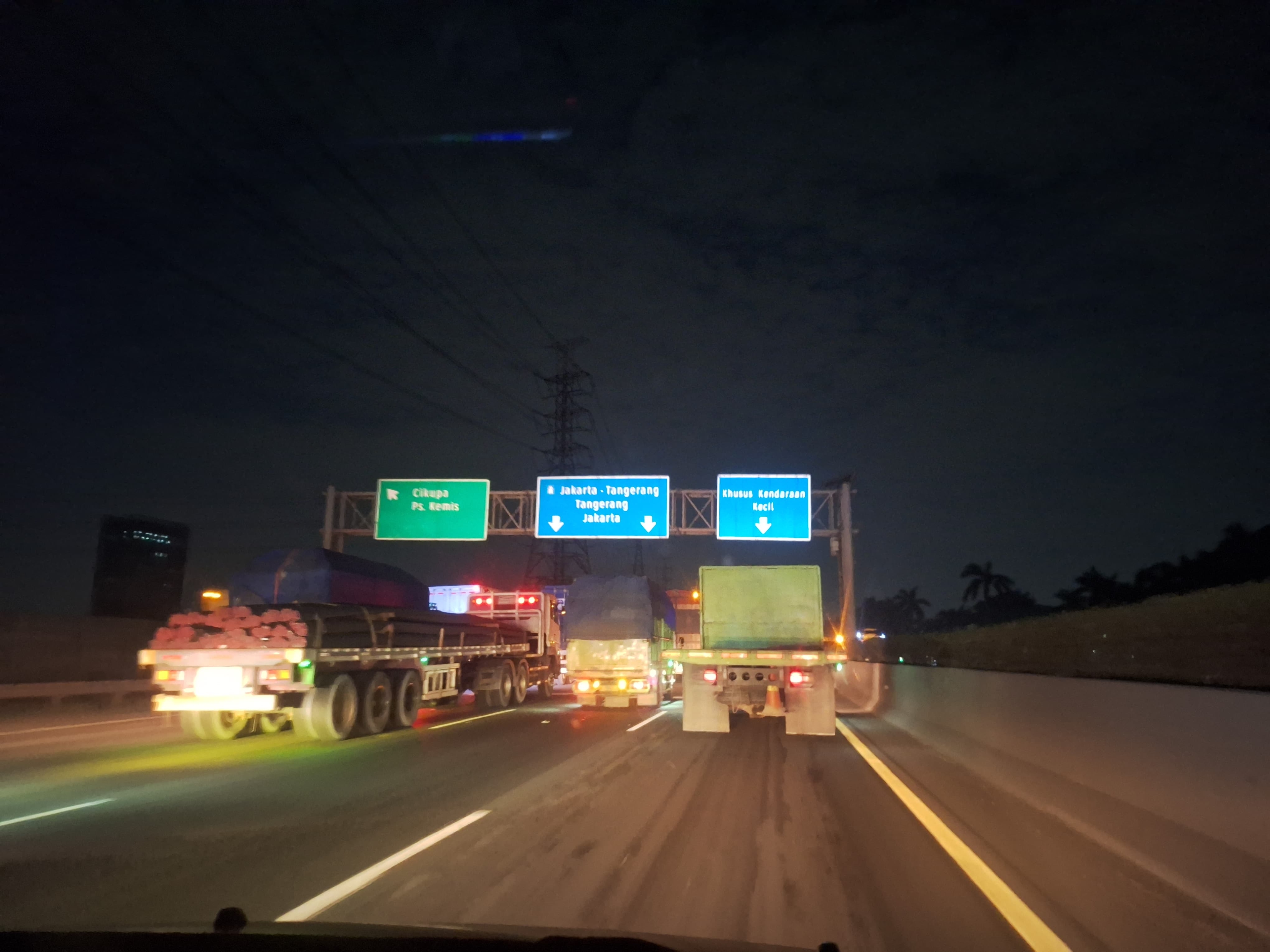 Macet Parah di Tol Cikupa-Karang Tengah, Jalan Berlubang di Karawaci Picu Antrean Dari Km 37 hingga Km 13