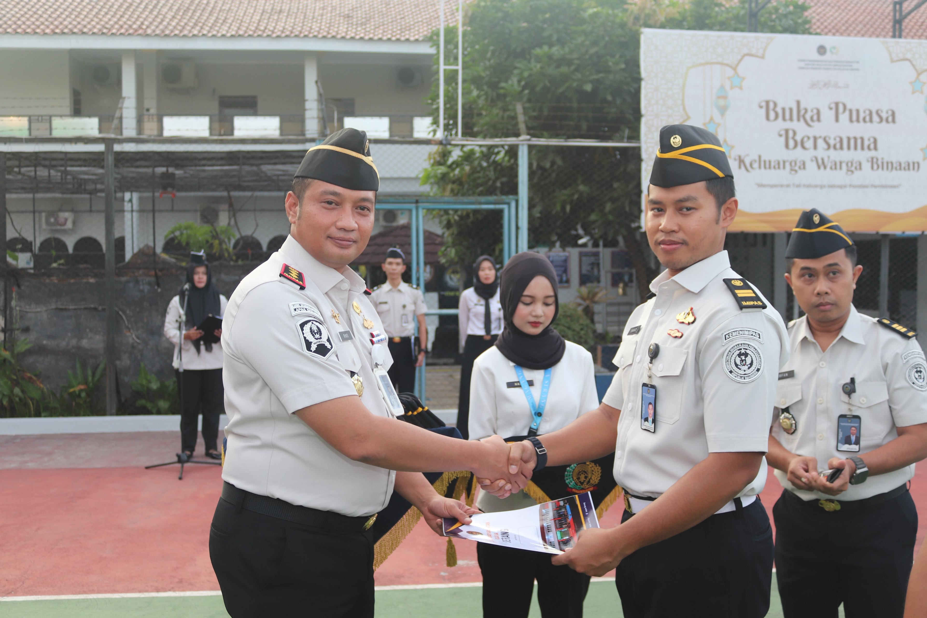 Suasana Haru Warnai Penyematan Kenaikan Pangkat 12 Pegawai Lapas Kelas IIA Serang