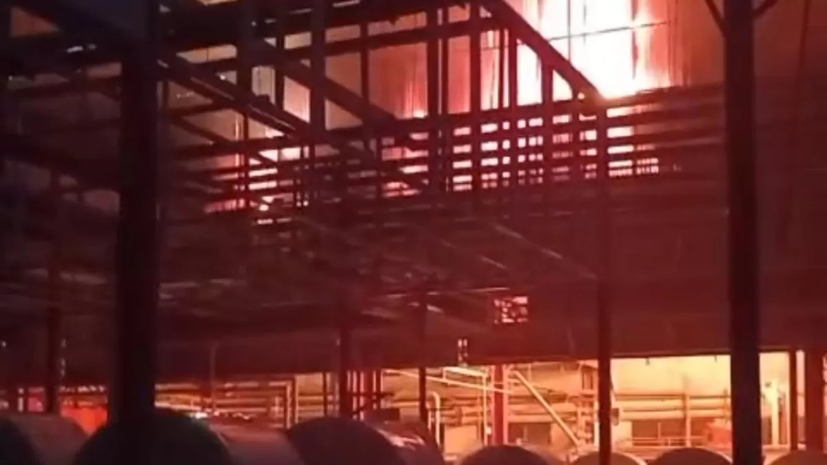 Pabrik Plastik di Bogor Terbakar Mulai Menyambar Rumah Warga, Hingga Saat ini Damkar Masih Berupaya Memadamkan Sumber Api 