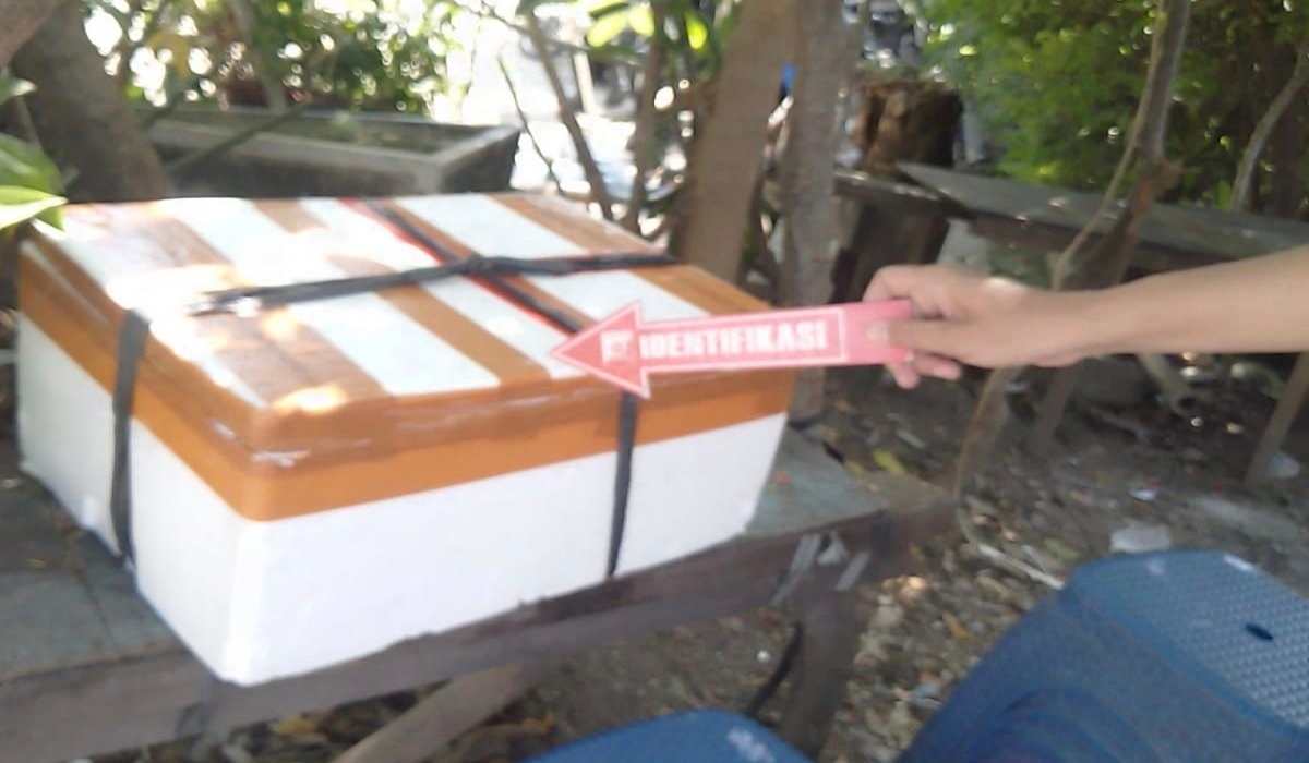 Heboh Temuan Kotak Misterius Dipinggir Jalan Perumahan Villa Tangerang, Ada Pesan Mengharukan Yang Ditulis Pelaku, Bagi yang  Mau Menguburkan