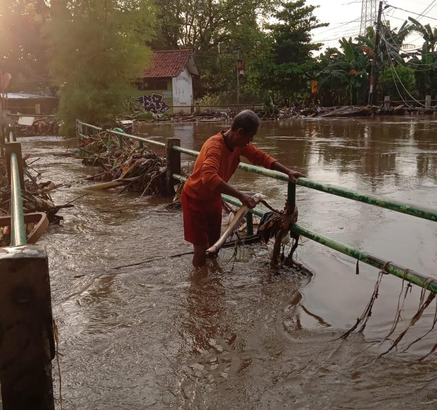 Sampah dan Penyempitan Aliran di Bendungan Polor Perparah Banjir Kiriman di Kota Tangerang