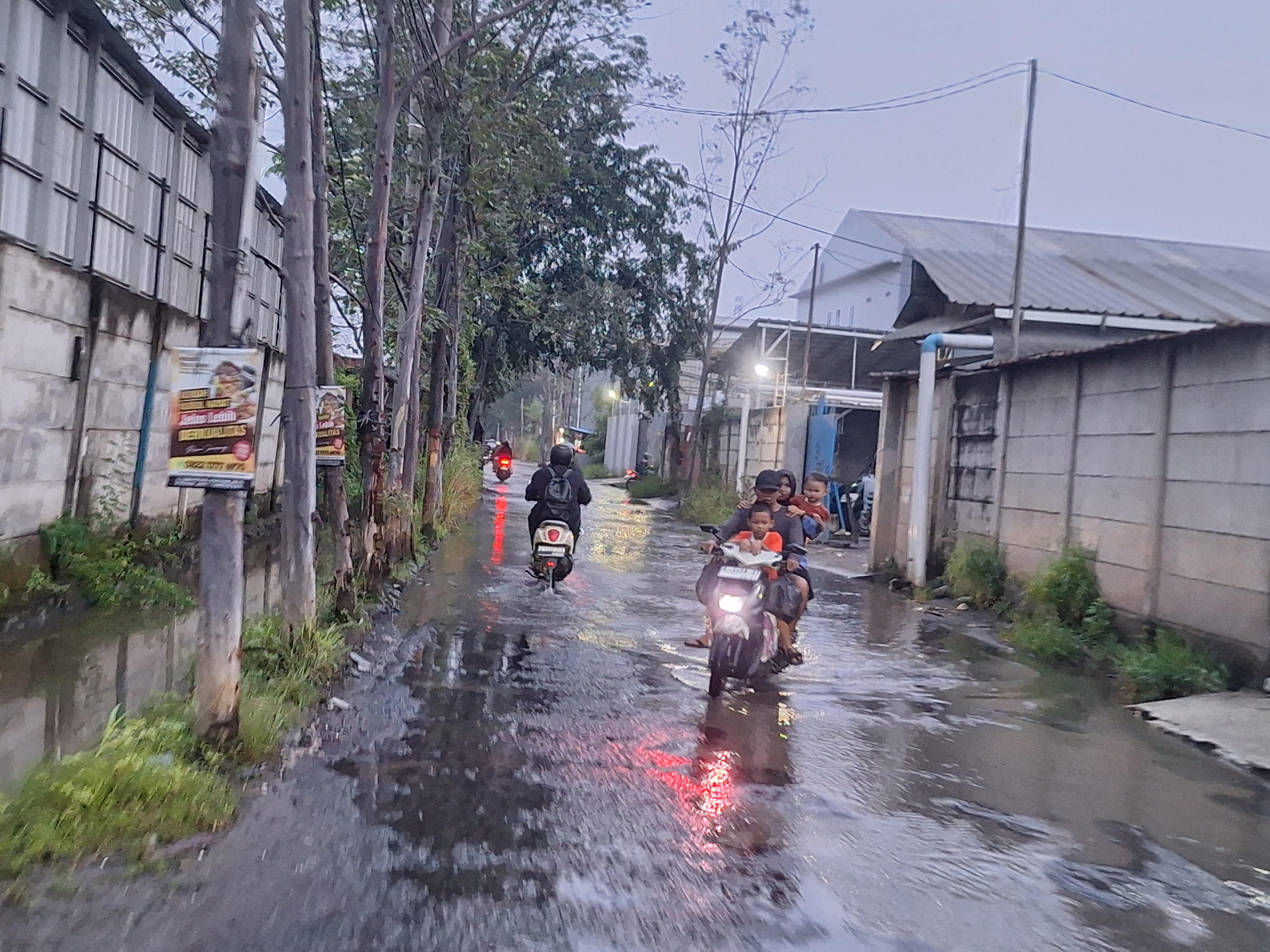 Warga Kawasan Kavling DPR Tangerang Keluhkan Drainase Buruk dan Temuan Kabel PLN di Selokan