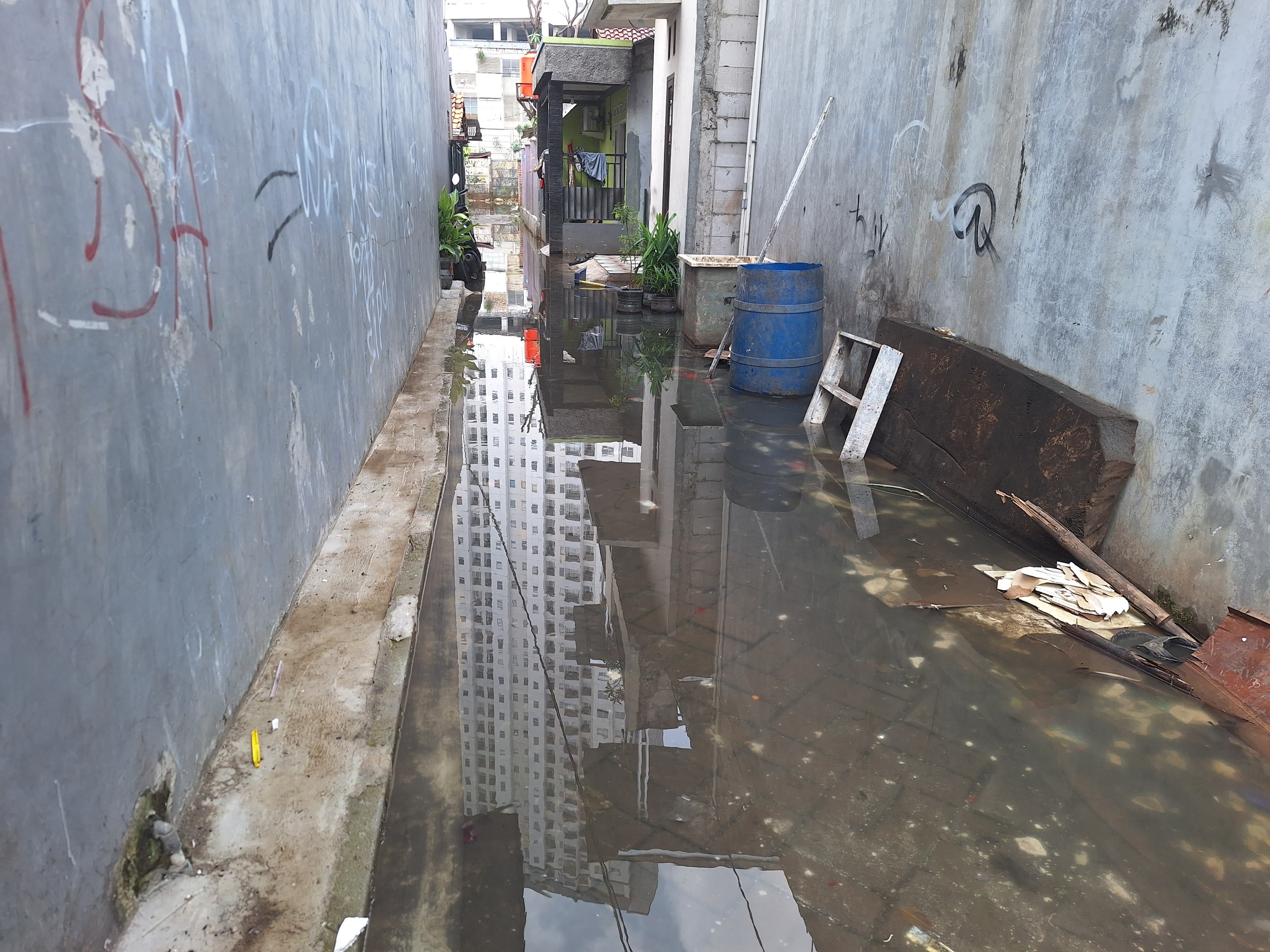 Kampung Parung Jaya Kota Tangerang Darurat Banjir, Akibat Drainase Tertimbun