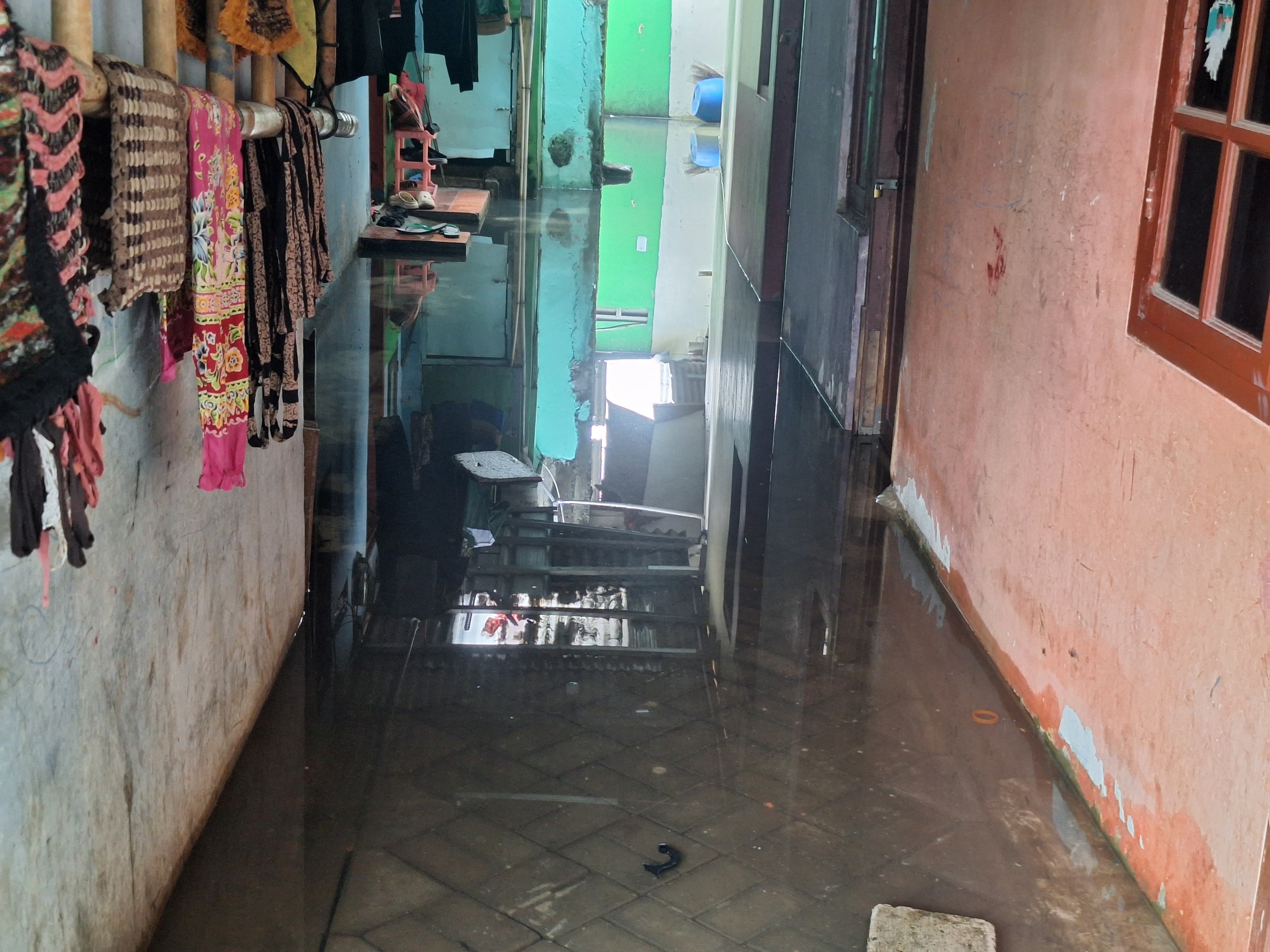 Dikepung Genangan Air, Warga Parung Jaya Tagih Janji Anggota DPRD Kota Tangerang