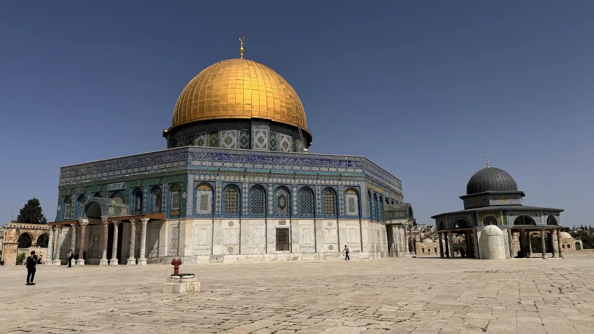 Masjid Al-Aqsa Kembali Dibuka Israel Setelah 40 Hari Tutup, Jemaah Palestina Sambut Salat Subuh Perdana