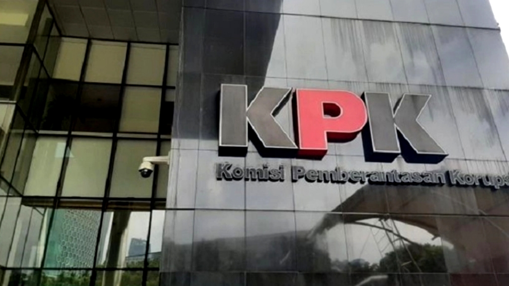 KPK Segel Sejumlah Ruang PUPR Tulungagung Usai OTT Bupati Gatut Sunu, Belasan Orang Dibawa ke Jakarta