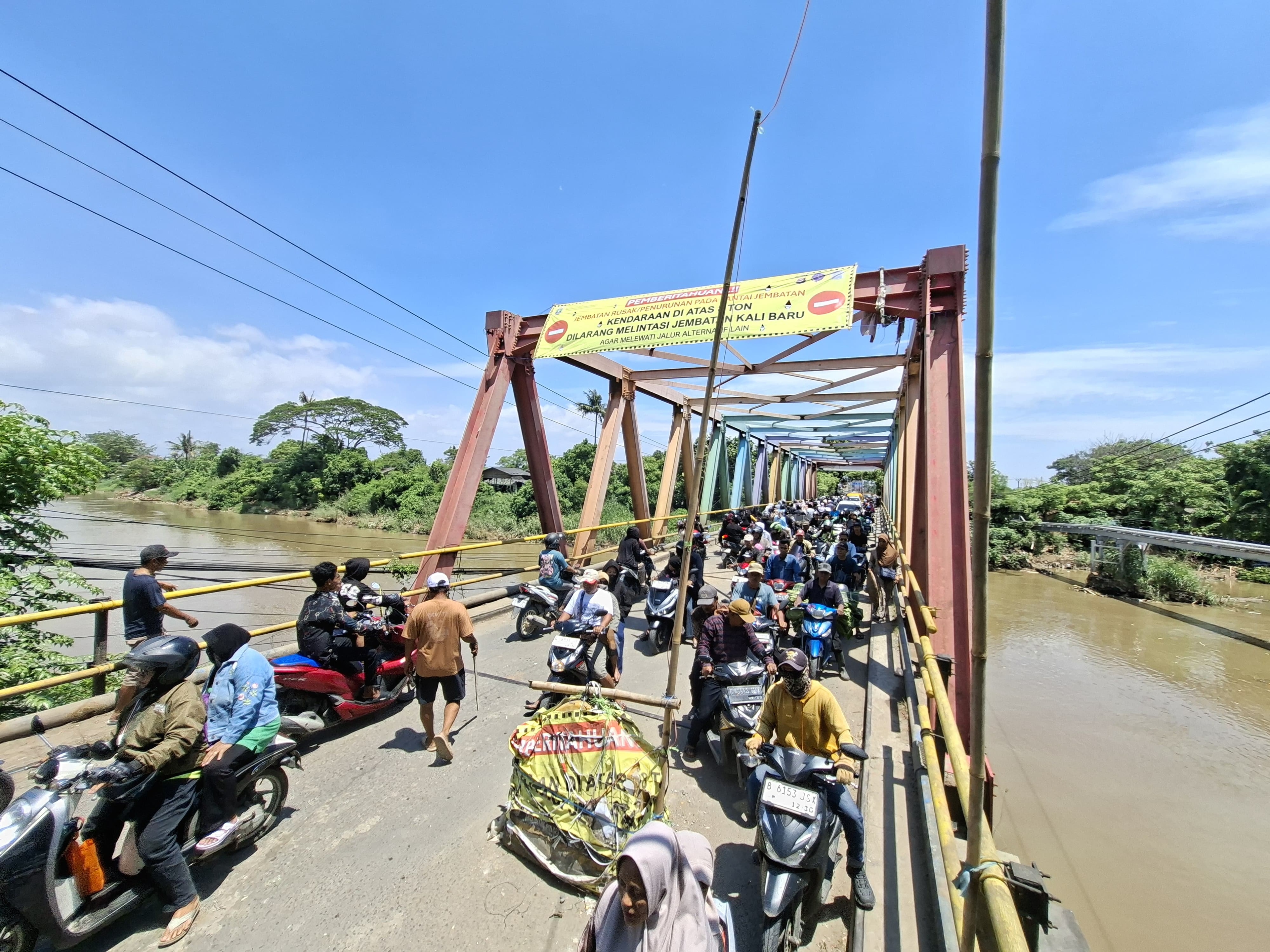 Jembatan Ambles Diabaikan Pemprov Banten, Kemacetan 10 Km Lumpuhkan Jalur Mauk–Teluk Naga Tangerang