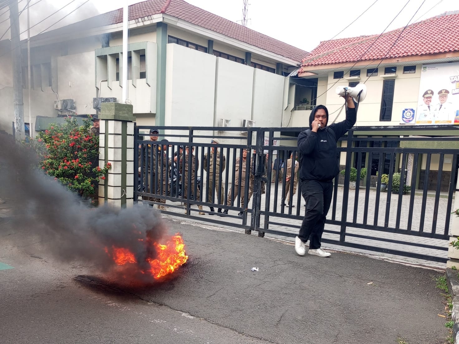 Bertindak Sepihak, Satpol PP Kota Tangerang Diserbu Protes Usai Buka Segel PT ESA