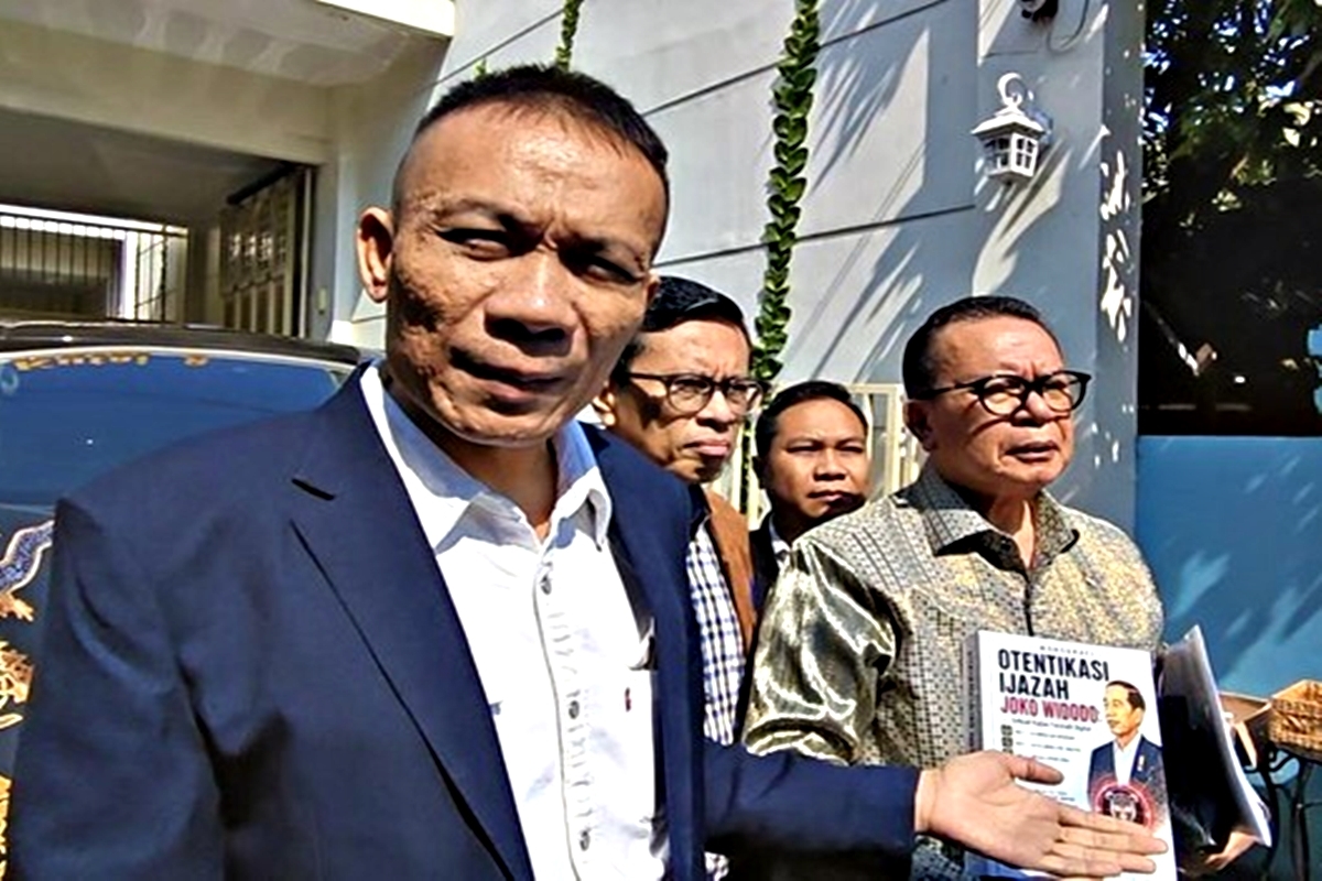 Balik Arah, Ahli Forensik Rismon Sianipar Datangi Jokowi di Solo Bawa Buku 800 Halaman