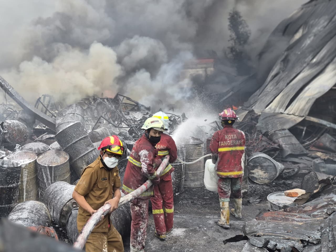 Api Nyaris Merembet ke Permukiman, Pemadaman Kebakaran Pabrik di Cipondoh Berlanjut hingga Pagi