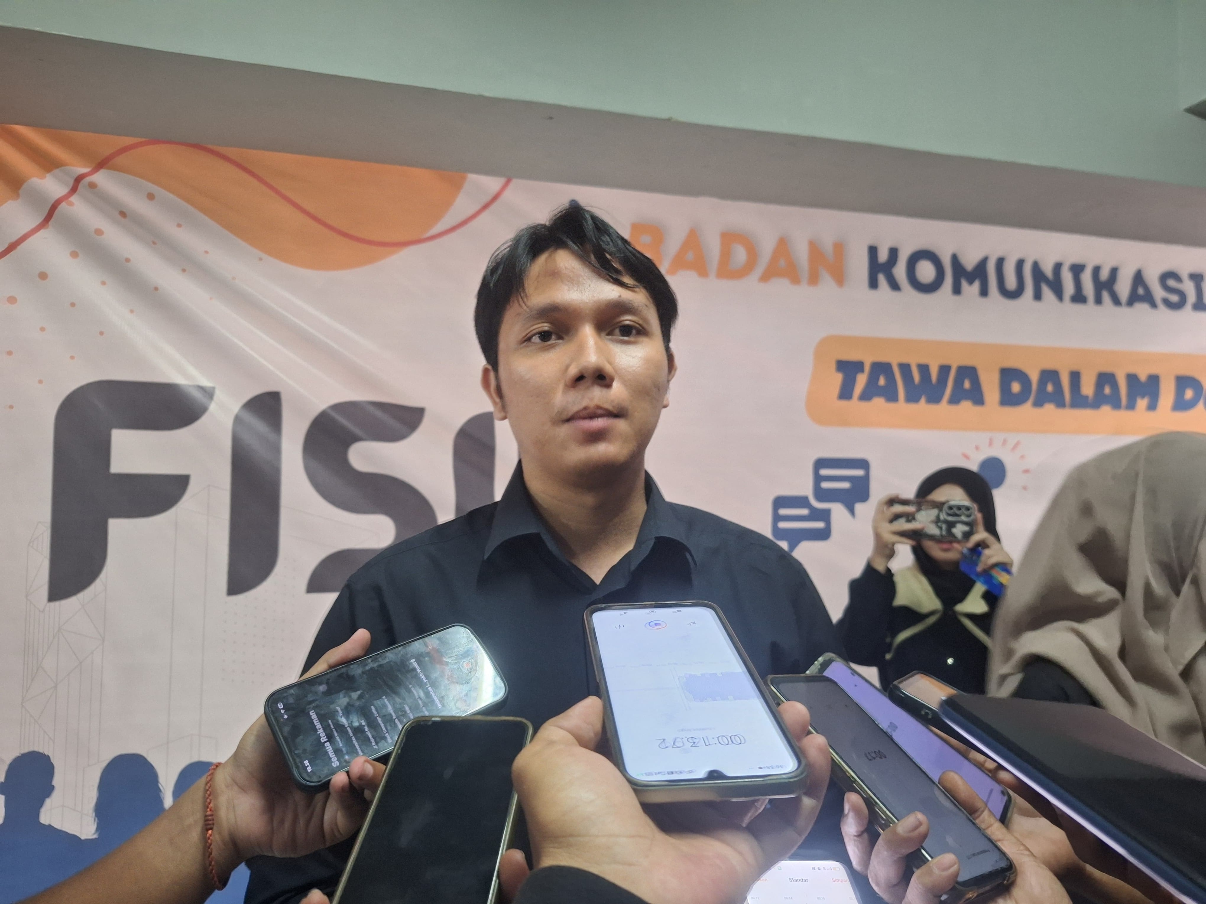 Mahasiswa UNIS Tantang Pemerintah Jawab Kritik Tanpa Baper di Panggung Komedi