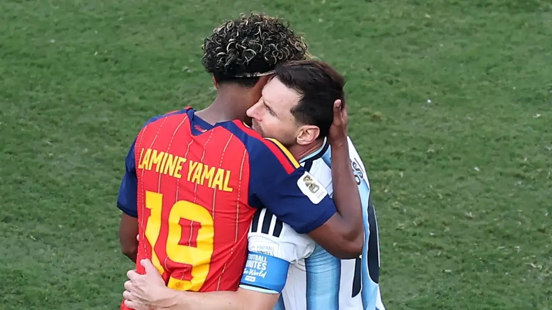 Momen yang Bikin Dunia Terharu! Lamine Yamal Peluk Messi usai Final Piala Dunia 2026, Simbol Pergantian Era?