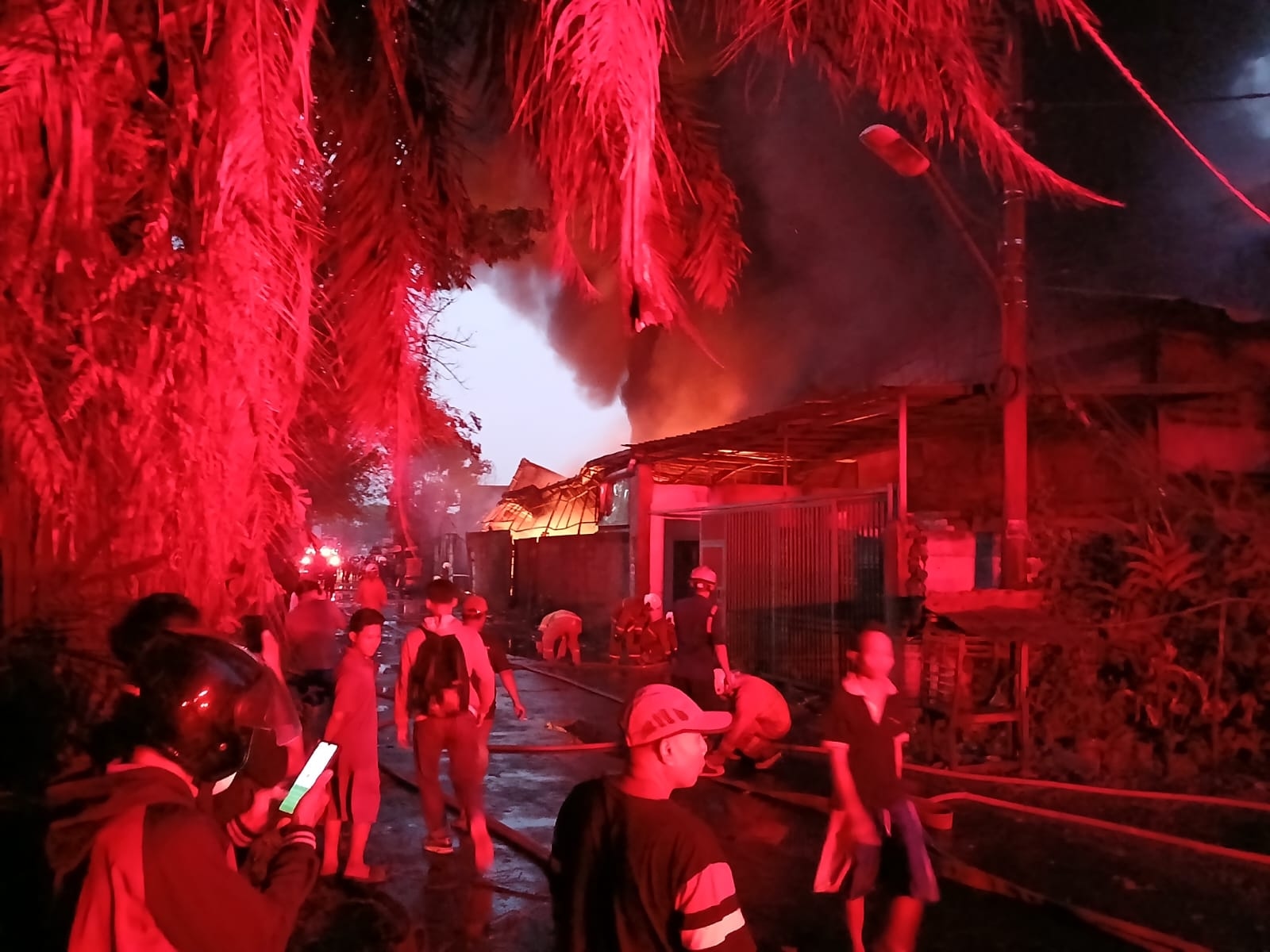Kebakaran CV Damarindo Merembet ke Dua Rumah di Priuk, Penyebab Masih Diselidiki