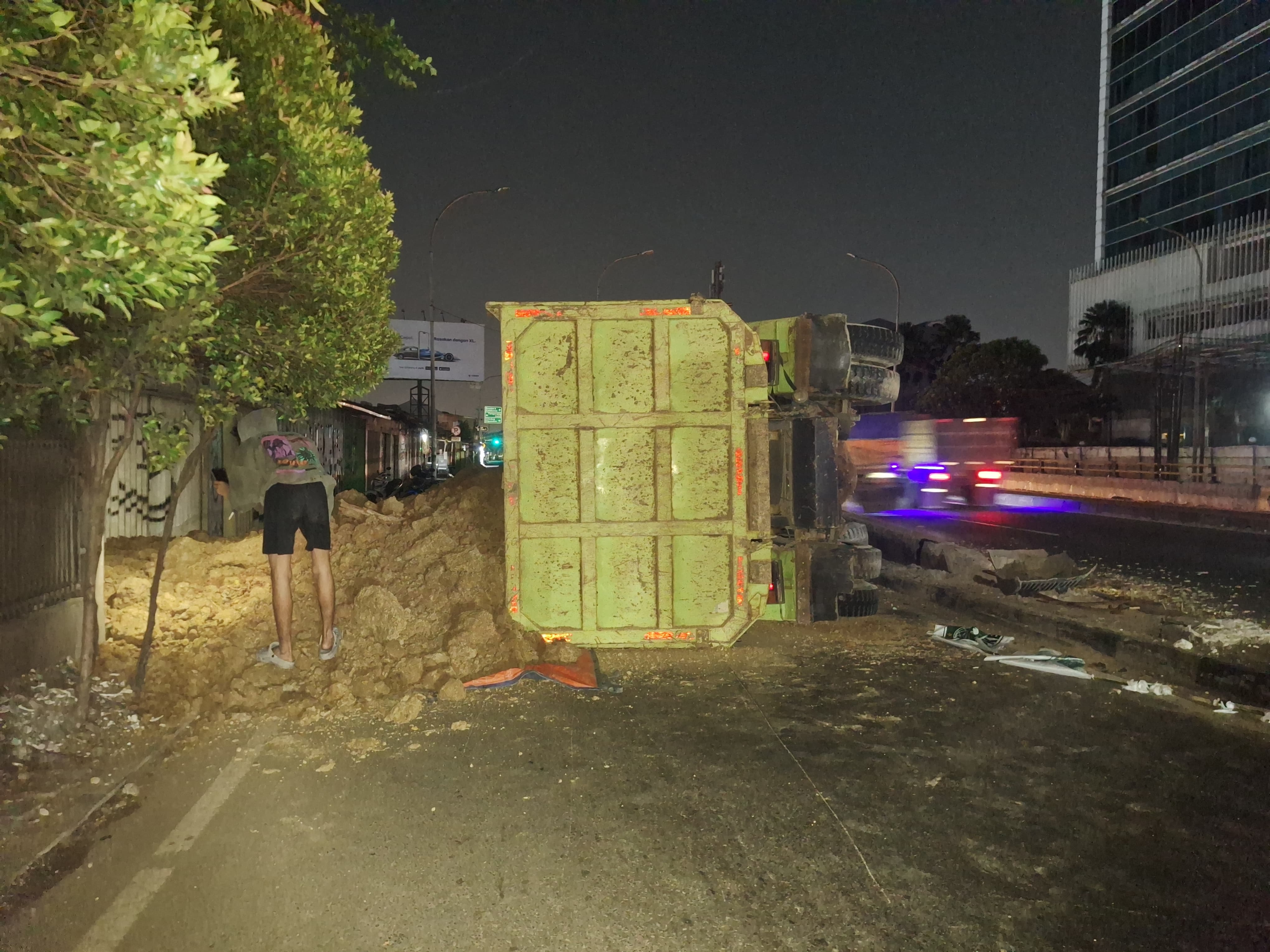 Truk Pengangkut Tanah Tujuan PIK 3 Terguling di Jalan Jenderal Sudirman Kota Tangerang 