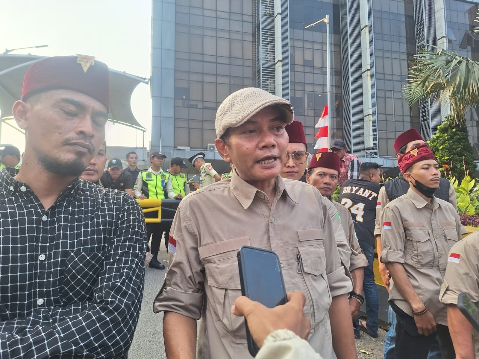Dua Organisasi Kepung TangCity, Massa Bongkar Dugaan Pergeseran Kali Cikokol Tanpa Izin