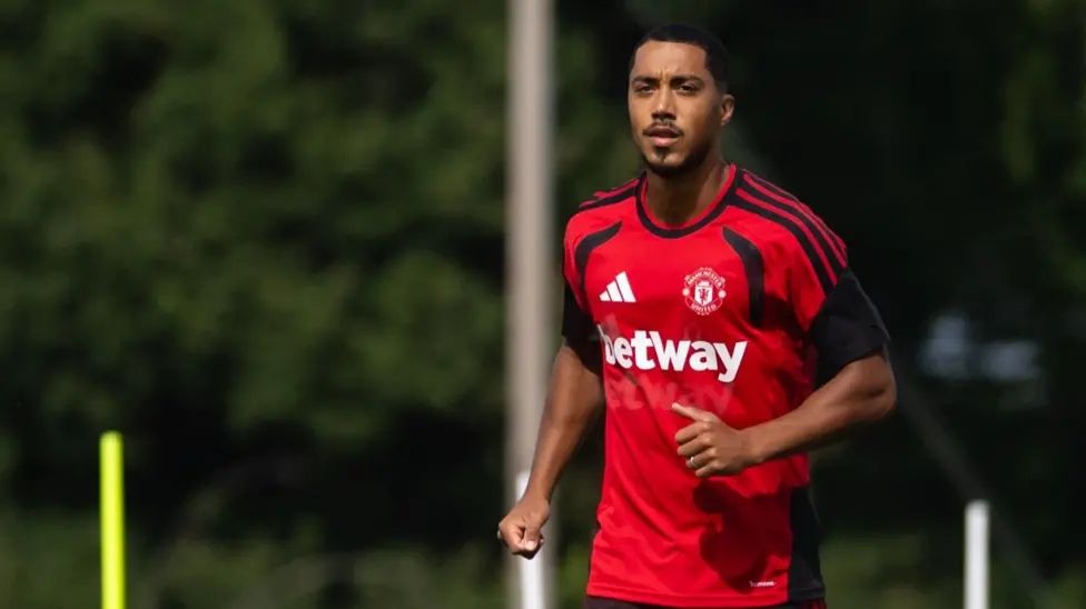 Baru Gabung MU, Youri Tielemans Langsung Minta Maaf kepada Fans Aston Villa: Gara-gara Satu Kalimat!
