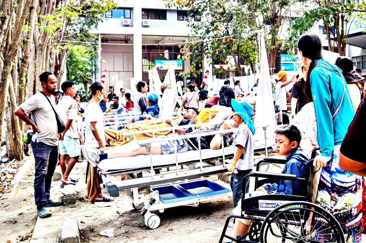 Darurat NTT! RS Rusak Parah, Ratusan Pasien Dievakuasi ke Area Terbuka Demi Selamatkan Nyawa
