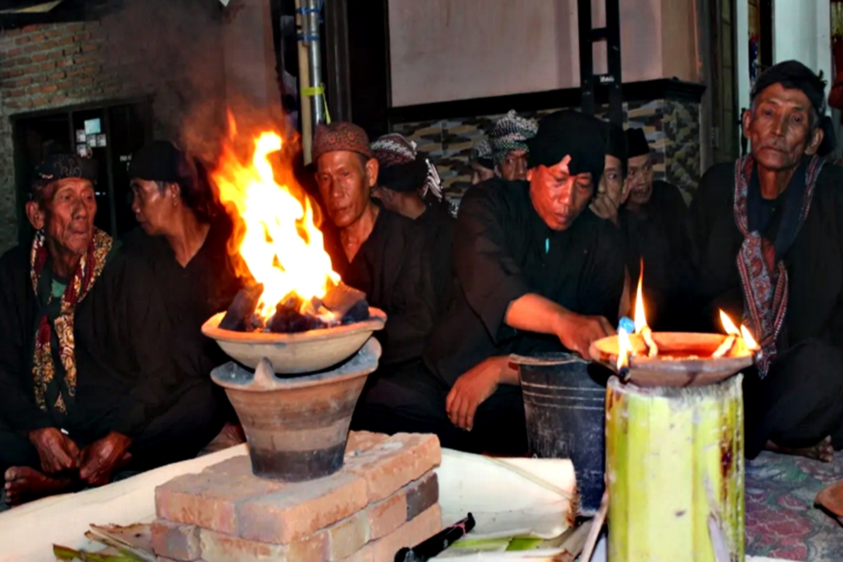 Bukan Sekadar Klenik, Ini Alasan Mengapa Mantra Pelet Jawa Timur Dipercaya Bisa Menembus Pikiran