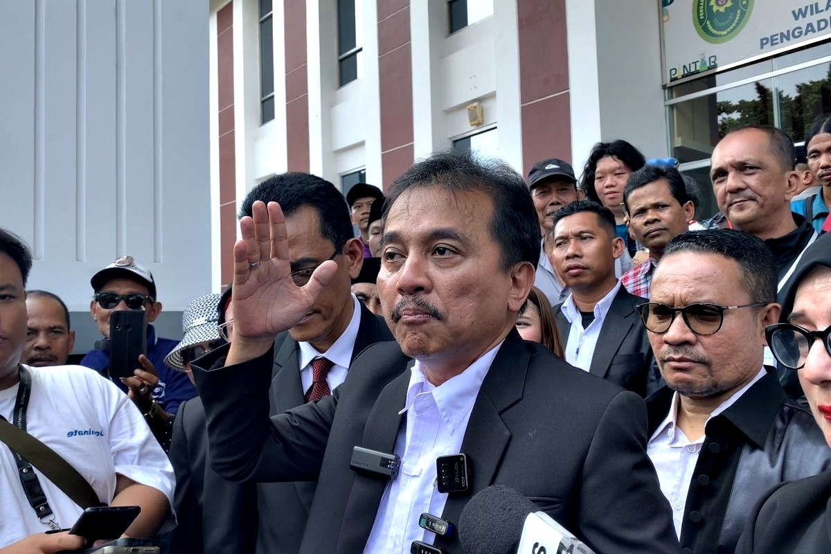 Kaus Roy Suryo Saat Praperadilan Jadi Sorotan, Ada Tulisan “Tobatlah” hingga Tampil Pakai Toga