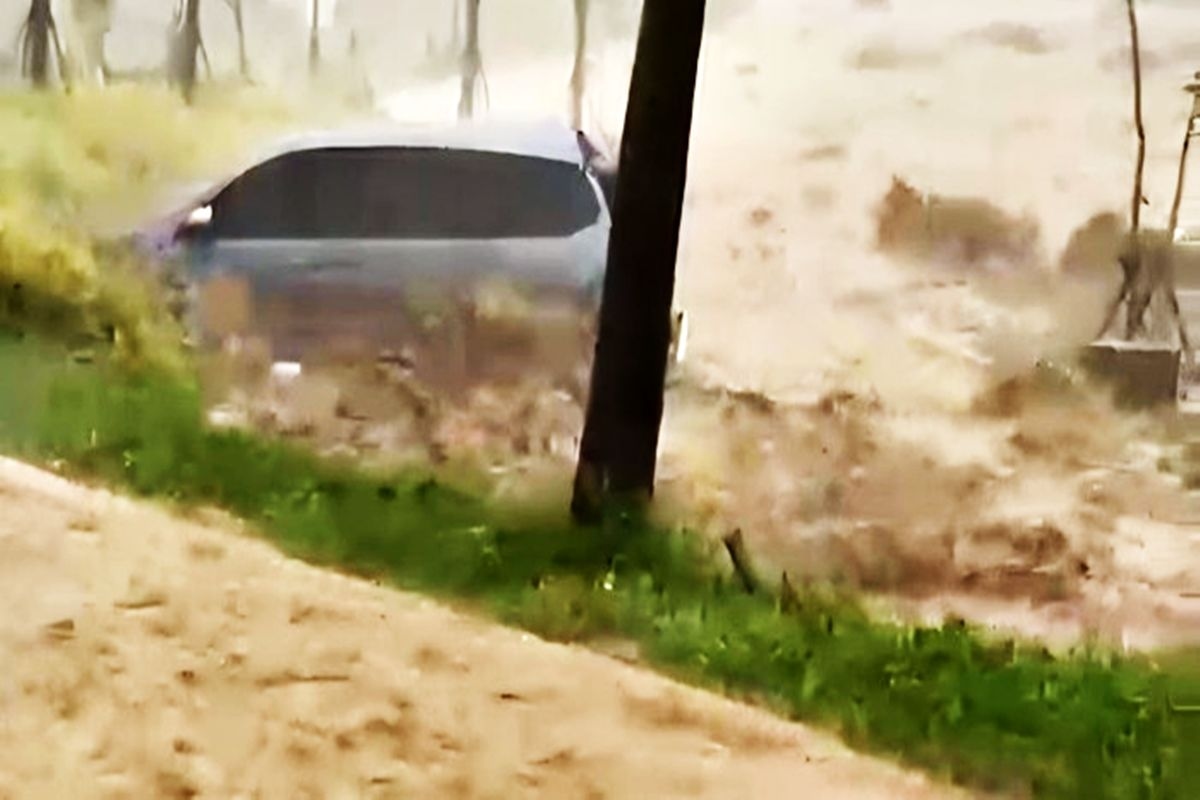 Dramatis! Tanggul Jebol Picu Banjir 2 Meter di Babakan Madang: Mobil Hanyut, 8 Rumah Hancur Lebur