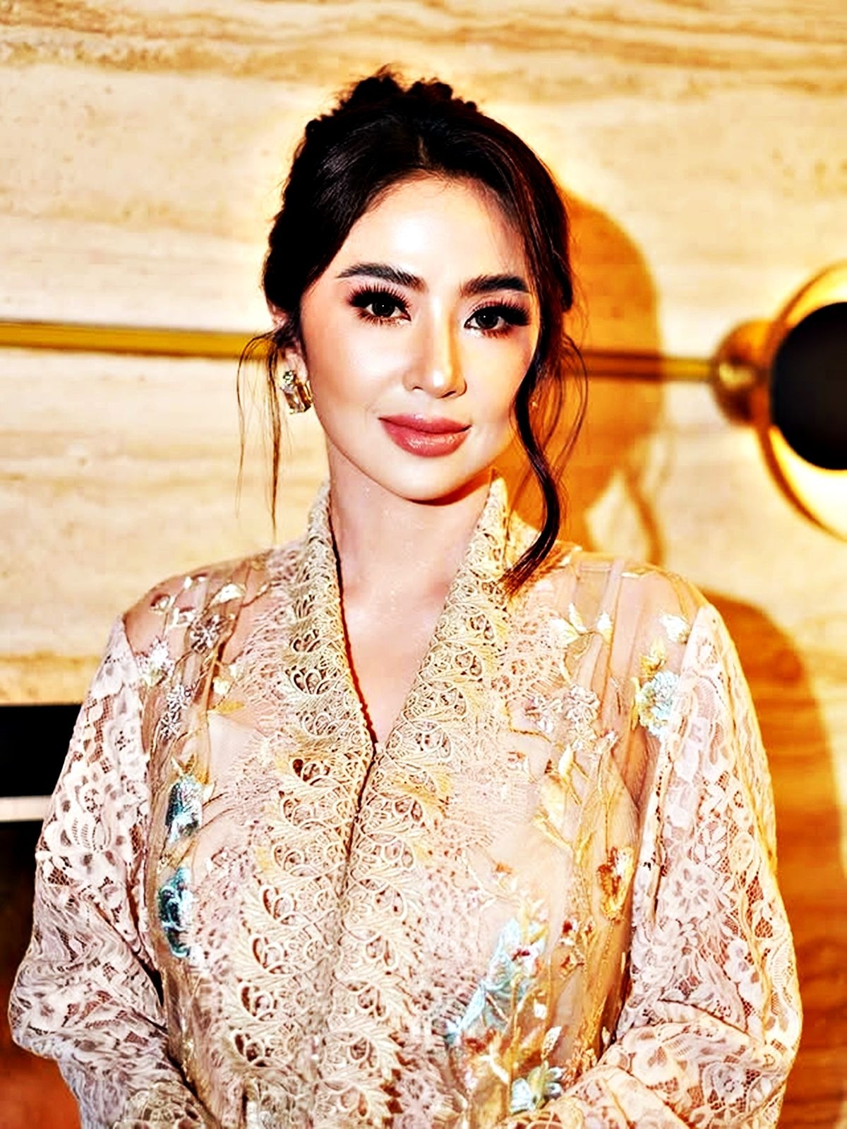 Momen Langka: Dewi Perssik Tertangkap Kamera Pakai Cadar, Netizen: Masya Allah, Adem Banget!