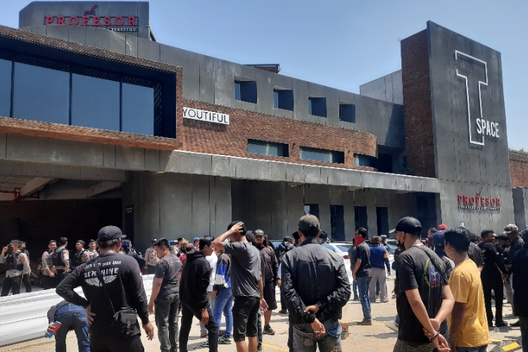 Klinik Kecantikan Milik Penyanyi Tompi di  Pondok Aren Digeruduk Warga, Ini Sebabnya