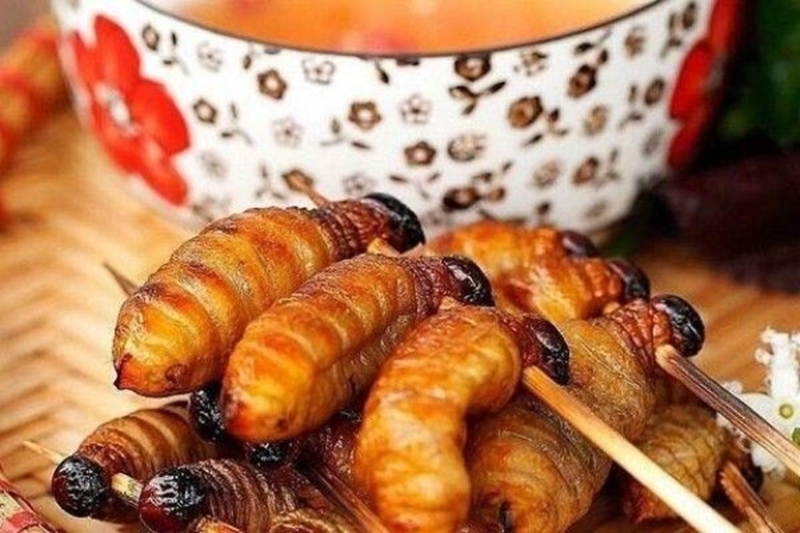 Perbedaaan Rasa 'ULAT SAGU' Mentah Dan Matang, Ternyata Memiliki Sensasi Rasa Yang Berbeda!