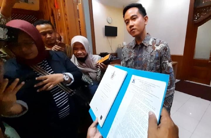 Jokowi Dan Anaknya Dianggap sama-sama Memiliki Ijazah Palsu? Klarifikasi di Lakukan Gibran di Solo