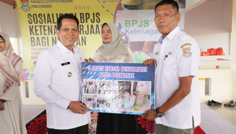 Pj Bupati Tangerang Andi Ony Menyerahkan Bantuan Premi Jaminan BPJS ke 300 Nelayan