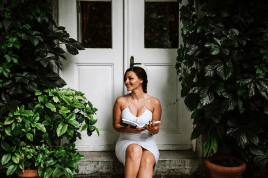 Mitos atau Fakta: Gadis Duduk Didepan Pintu Akan Sulit Mendapatkan Jodoh