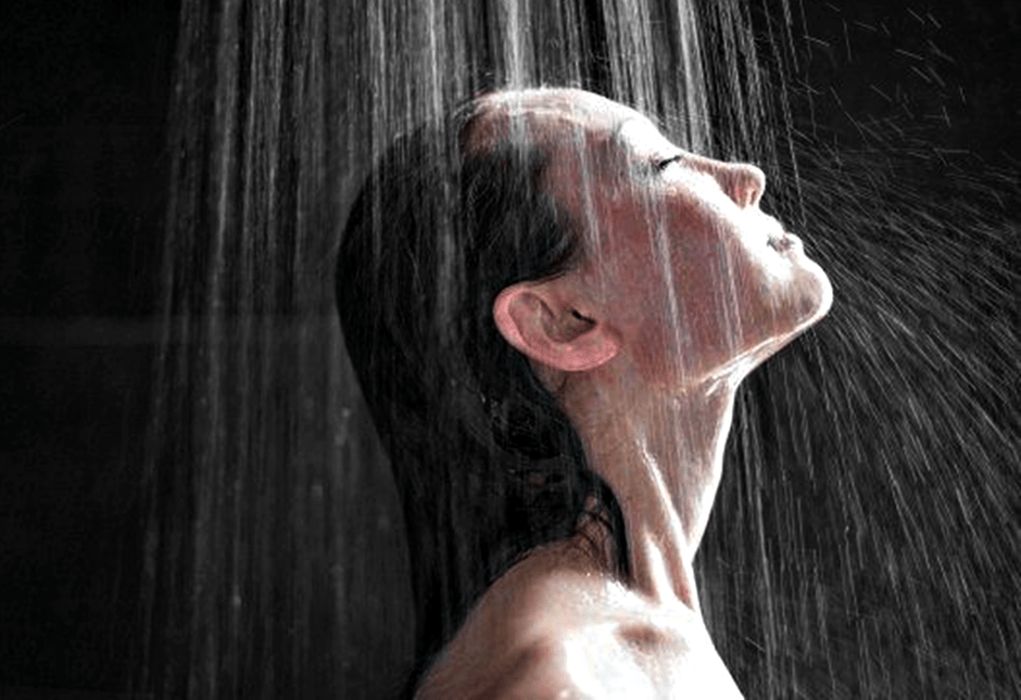 Mitos atau Fakta: Mandi Malam Hari Sebabkan Rematik