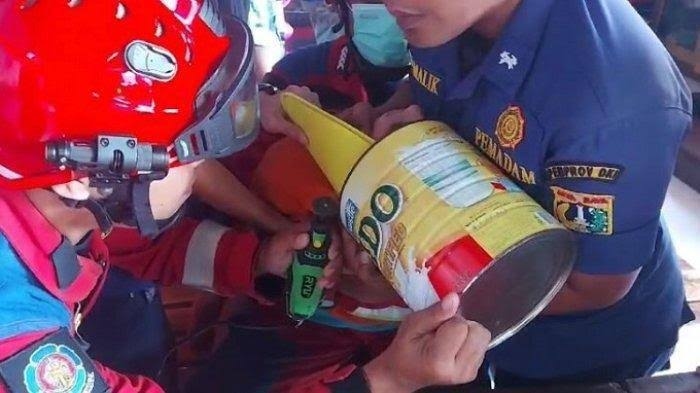 Kepala Bocah 5 Tahun Terjepit Kaleng Susu, Petugas Damkar Langsung Evakuasi  