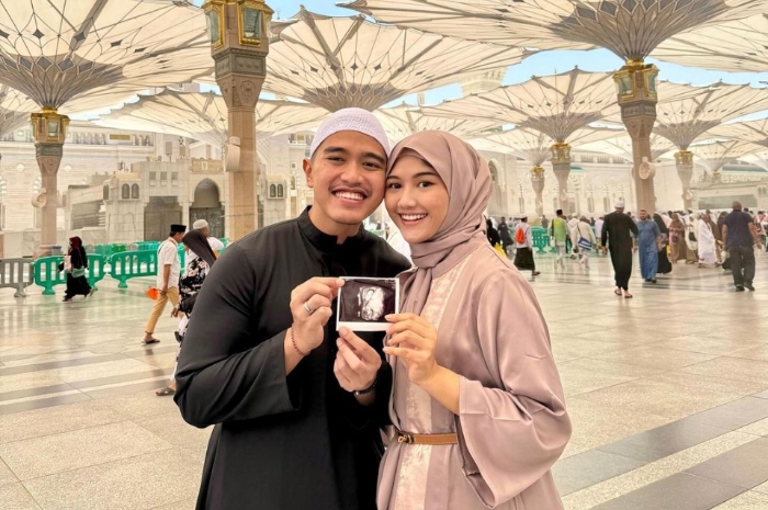 Selamat! Kaesang Pengarep Umumkan Kehamilan Erina Gudono di Depan Ka'bah saat Umrah, Sudah Masuk Trimester Kedua