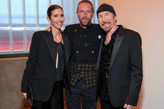 Melokal! Ini Potret Chris Martin 'Coldplay' Pakai Beskap Batik Harga Rp12,9 Juta, Brand Asli Indonesia