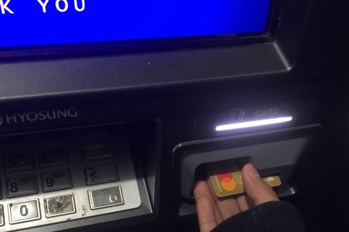 Jangan Panik! Ini Cara Mengatasi Kartu ATM Tertelan Mesin