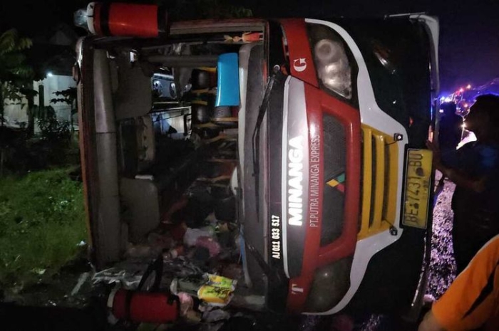 Bus Rombongan Study Tour Siswa SD Tabrak Truk di OKI, Sopir Melarikan Diri!