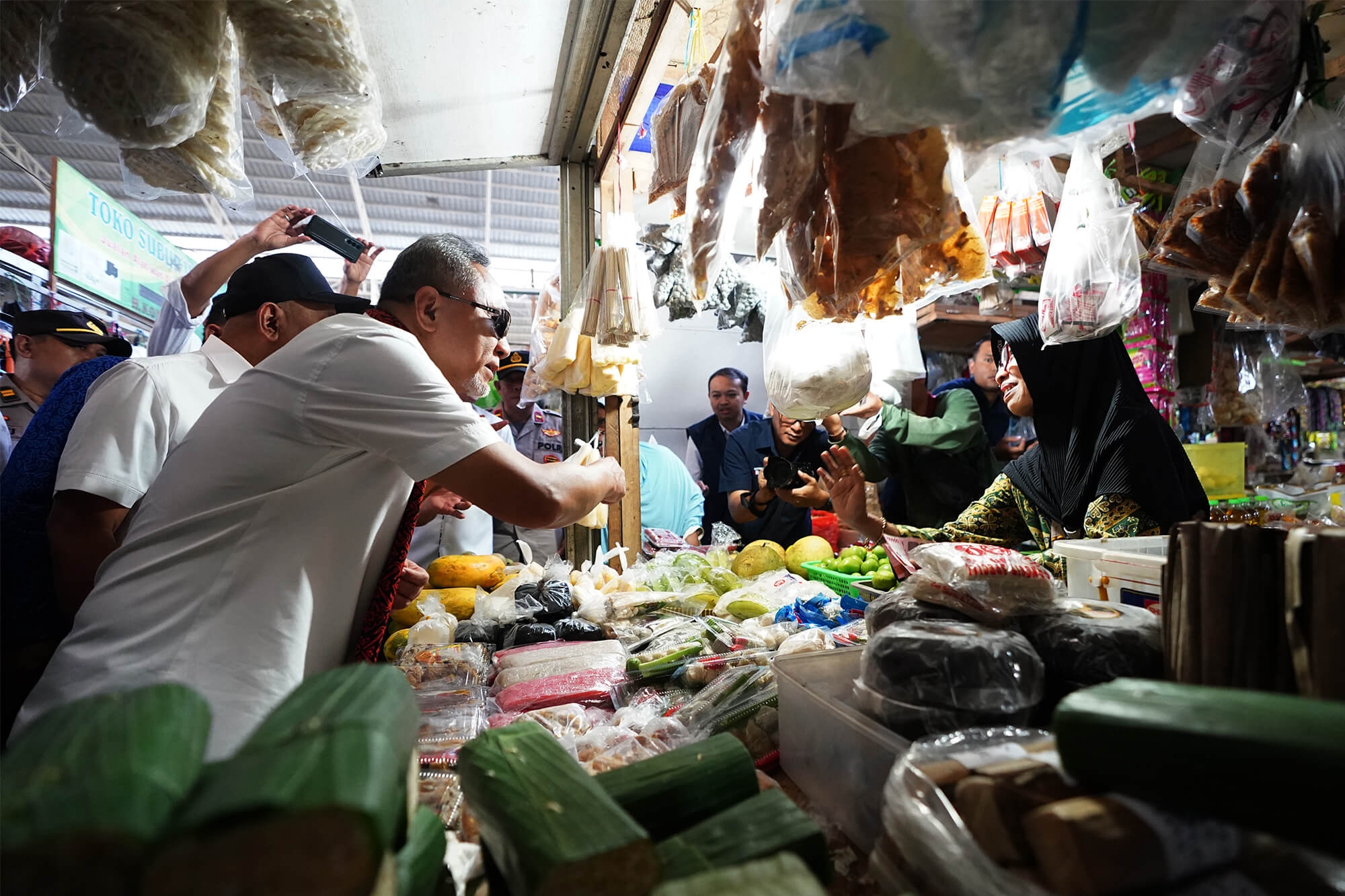 Cek Stok dan Kestabilan Harga Kebutuhan Pokok, Zulkifli Hasan Kunjungi Pasar Kelapa Cilegon Banten