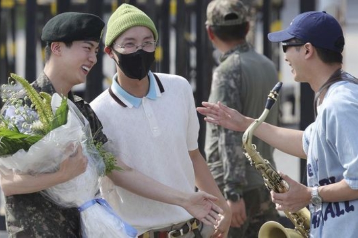 Jin BTS Keluar Wajib Militer, Intip Keseruan Momen Penyambutannya!
