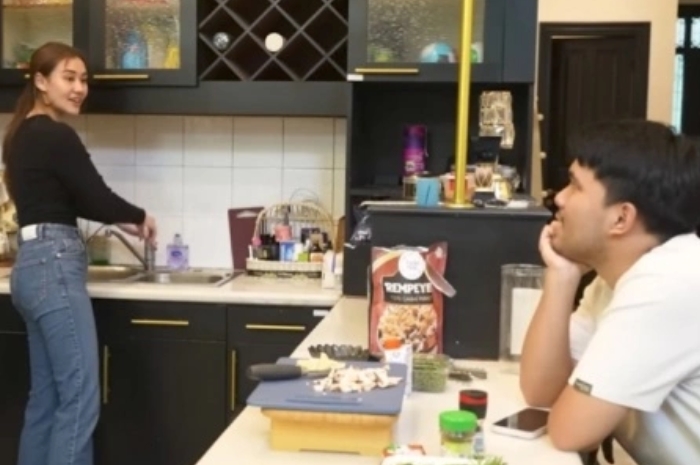 Masak Pasta untuk Thariq Halilintar, Cara Pegang Pisau Aaliyah Massaid jadi Sorotan