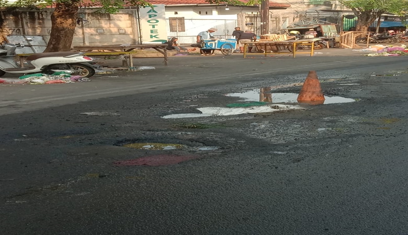 PDAM Diminta Segera Perbaiki Pipa Bocor Di Jalan Sunan Kalijaga, Mengakibatkan Rusaknya Jalan