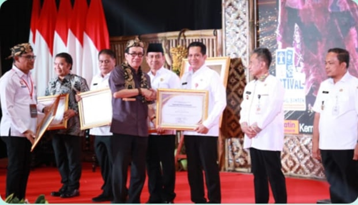 Menkumham Berikan Penghargaan Pada Pemkab Tangerang Raih desa Sadar Hukum