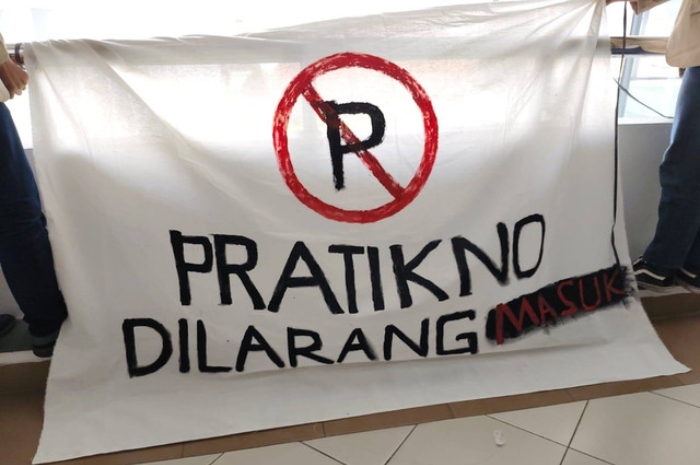 Terbentang Spanduk Bertuliskan 'Pratikno Dilarang Masuk' di Fisipol UGM