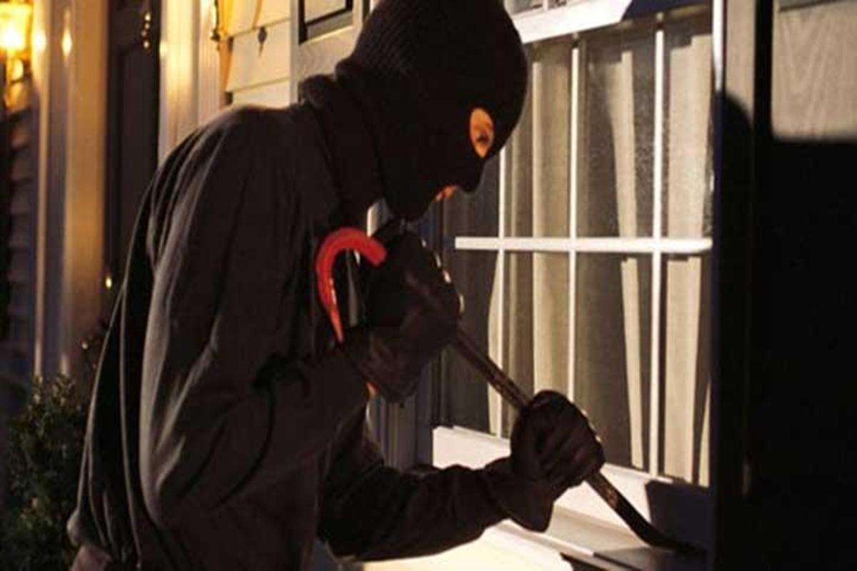 Aksi Maling Gasak Sembako Minimarket di Depok Jawa Barat, Tetapi HP Tertinggal 