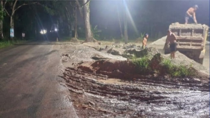 Truk Pengangkut Pasir Basah Mengakibatkan Jalan Licin dan Becek, Warga Pajagan Resah