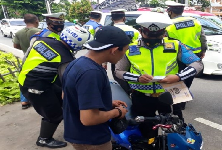 Viral Video Wanita Diduga Nego Tilang dengan Polisi, Kini Pengunggah Klarifikasi dan Minta Maaf