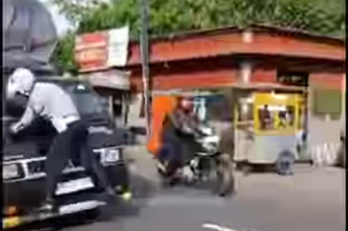 Petugas Dishub Depok Beraksi Mirip Spiderman Saat Hentikan Mobil Pelanggar