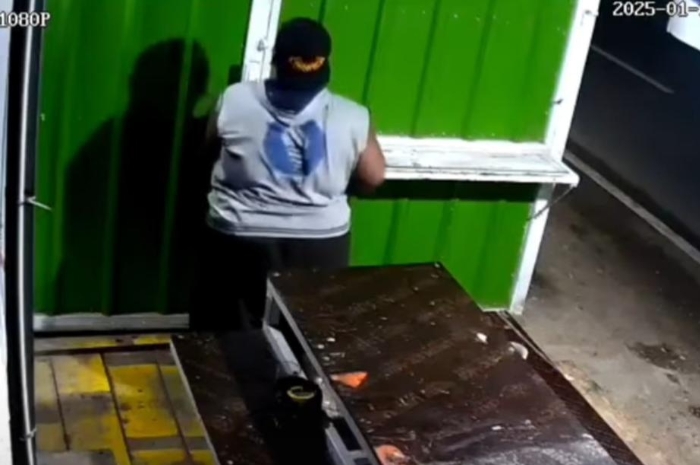Viral! Dua Pria Lakukan Aksi Kejahatan Coba Bobol Warung, Aksi Gagal Terekam CCTV