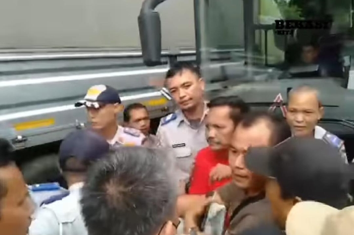 Konflik Rute! Sejumlah Sopir Angkot Hadang BisKita Trans Patriot di Bantargebang