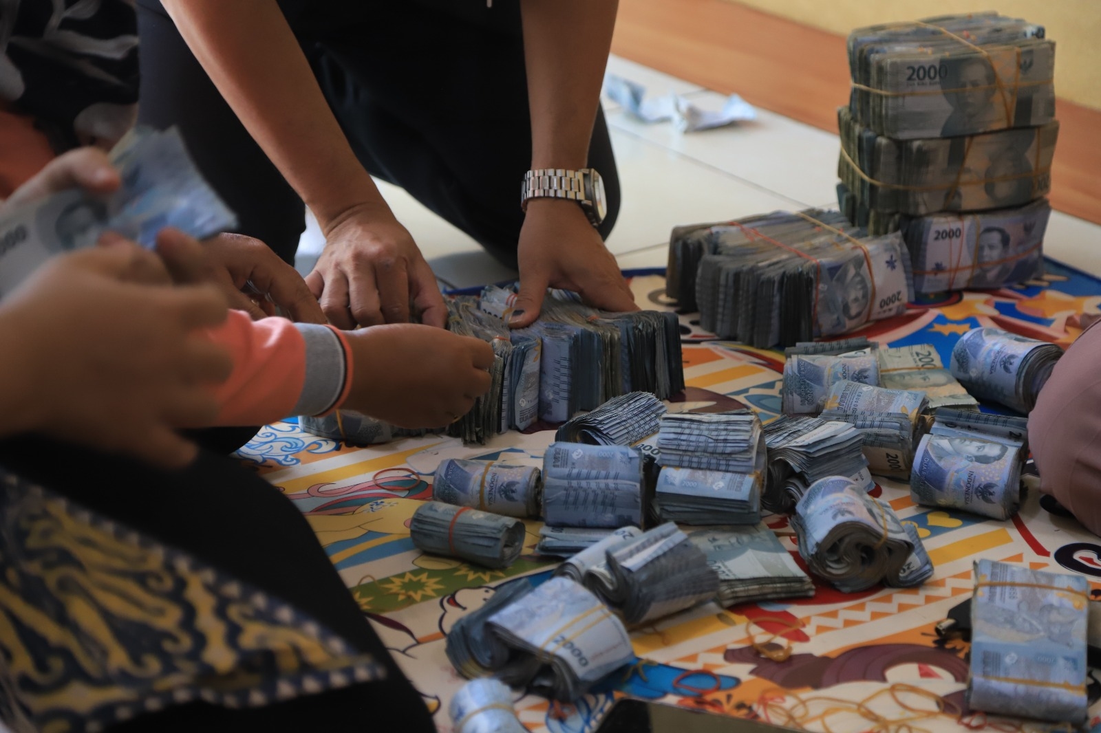 Hasil Nabung 26 Tahun, Warga Cipondoh Tangerang Bayar Pajak Pakai Uang Receh